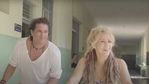 Carlos Vives y Shakira en el video de 'La Bicicleta'. Fotograma: Minuto 2, segundo 5, video 'La Bicicleta' del canal de Youtube de Carlos Vives .