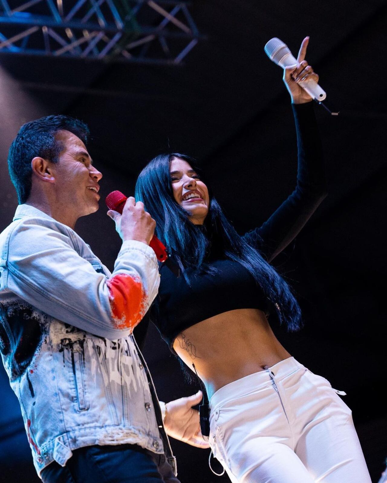 Jenny López reveló que nunca había tenido novio antes que Jhonny Rivera.