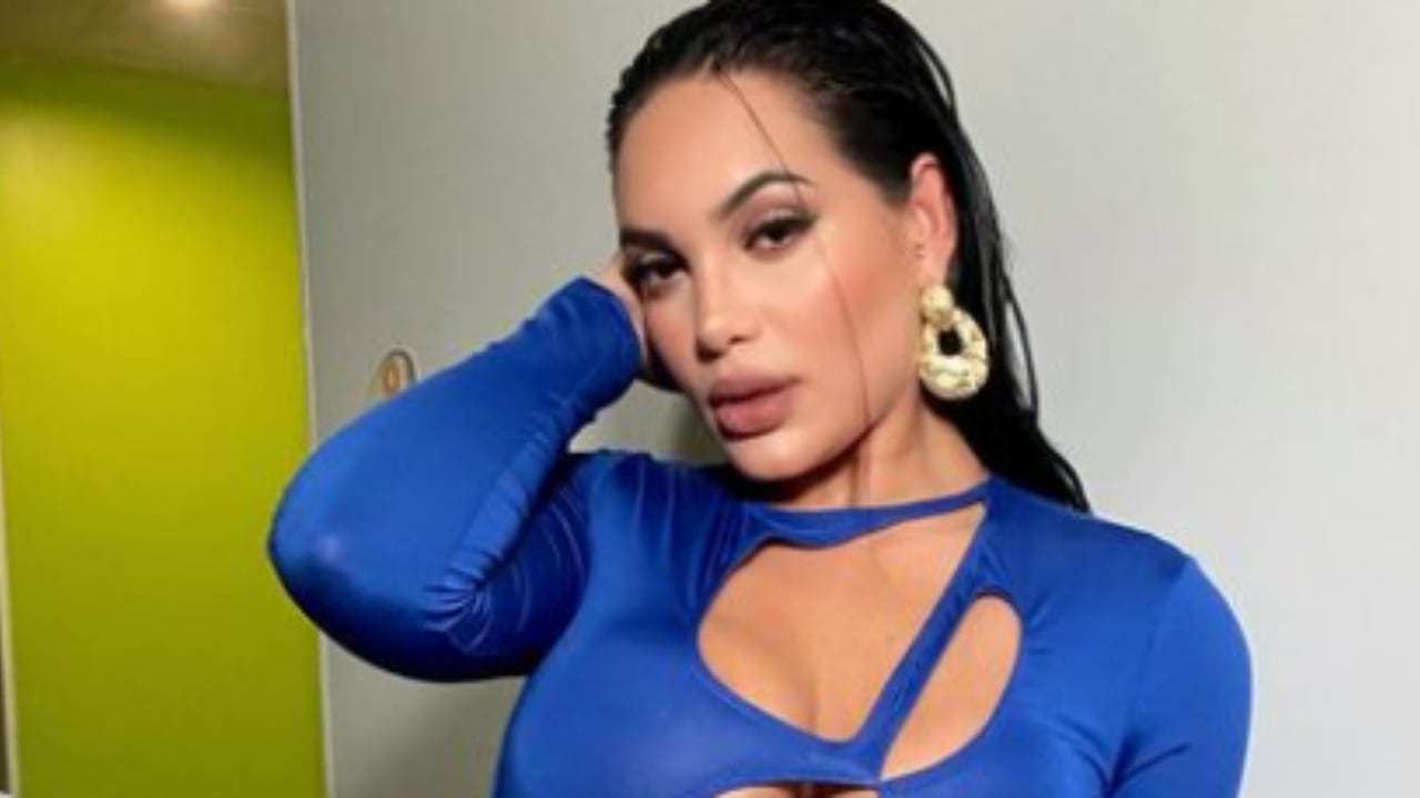 Andrea Valdiri posa en escotado vestido dejando ver sus atributos