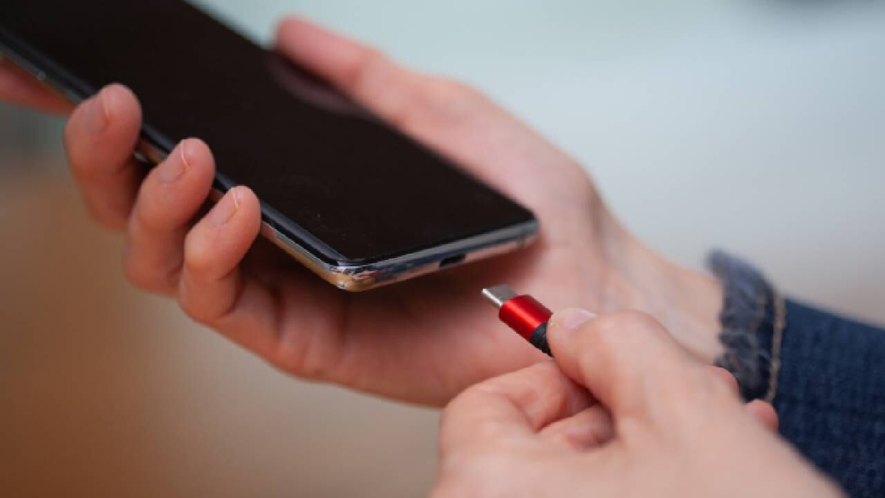 Expertos en tecnología aconsejan que no se debe dejar que la batería llegue a cero. Foto: Gettyimages.