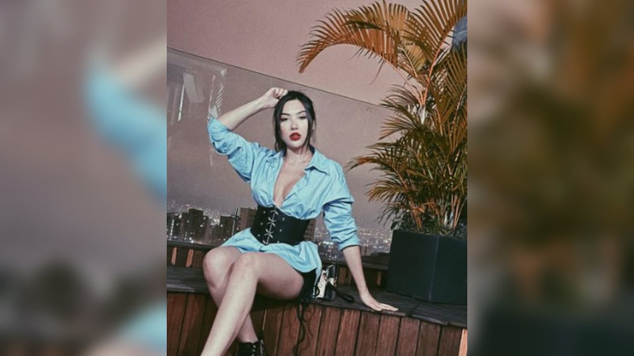 Aida Victoria posa en sensual conjunto de jean