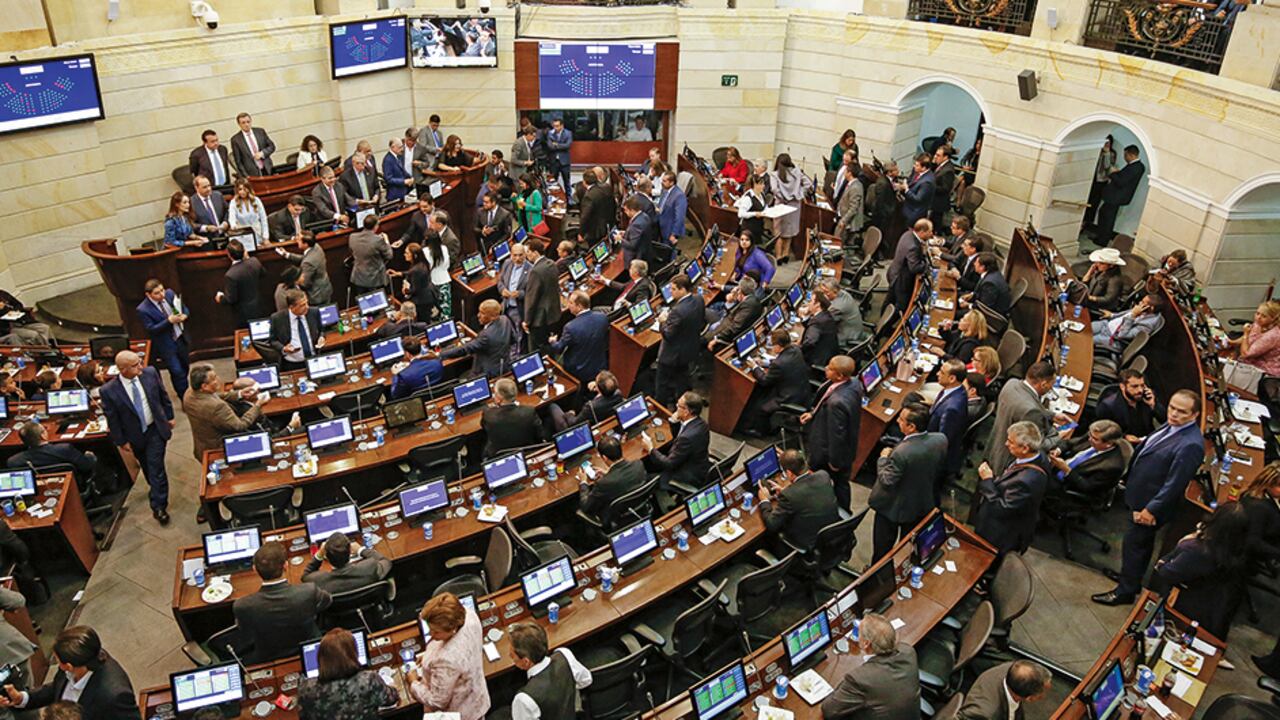 Las demoras en la oficialización de los nombres al Senado tienen a más de uno con los pelos de punta, especulando y haciendo cuentas improvisadas porque a cinco meses de las elecciones pocos están haciendo campaña.