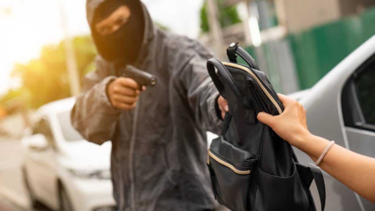 El delincuente intimidó a los universitarios con un arma de fuego.