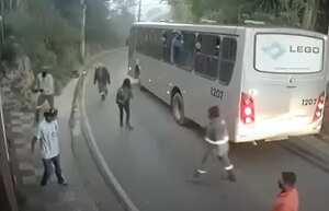 pasajeros de bus le dan lección a ladrón por maltratar una joven en Brasil