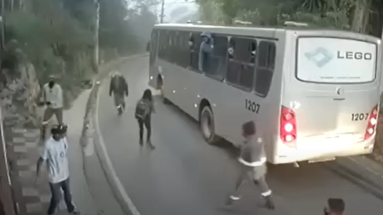 pasajeros de bus le dan lección a ladrón por maltratar una joven en Brasil