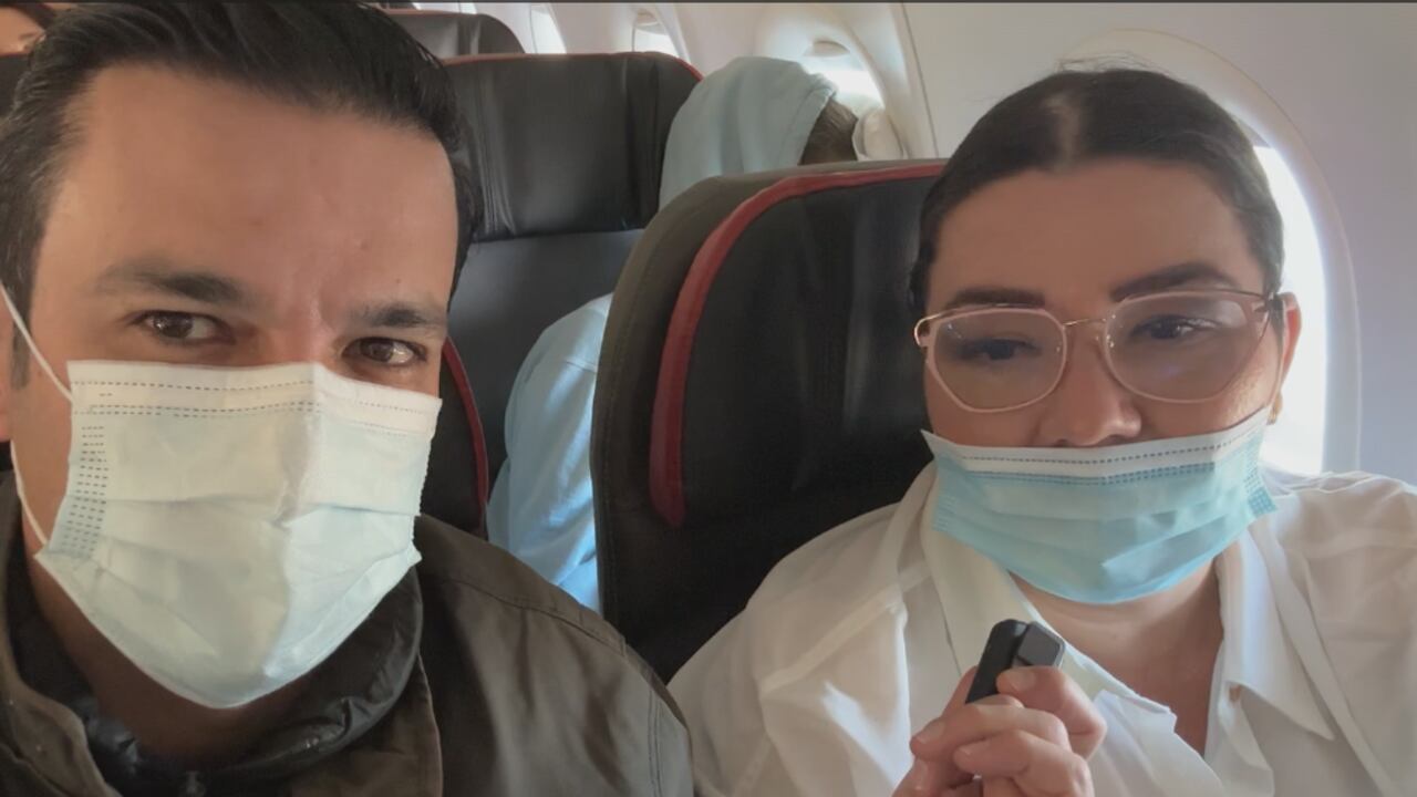 Juan Diego Alvira junto a Iris Camargo la mamá de Paula Durán, rumbo a Estados Unidos para su reencuentro.