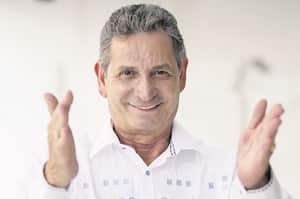 He sido compositor desde los 16 años, ya superé las mil canciones, interpretadas por otros artistas y orquestas. Darío Gómez, cantante.