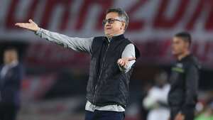 BOGOTA, COLOMBIA - MARCH 08: Juan Carlos Osorio coach of Nacional gestures during the match between Independiente Santa Fe and Atletico Nacional as part of the Liga BetPlay at Estadio El Campin on March 8, 2020 in Bogota, Colombia. (Photo by VIEW press#478422#51B ED/Getty Images)