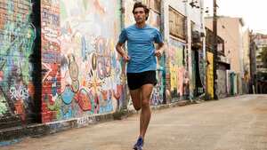 Hombre corriendo por las calles de la ciudad