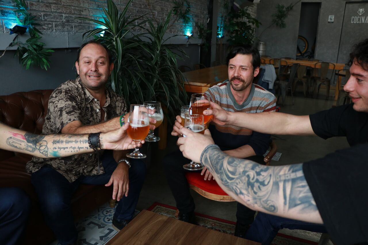 Juanchi Vélez, fundador de '3 Cordilleras' junto a otros cerveceros artesanales del país.