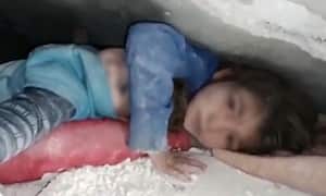 La menor pedía al rescatista que la ayudar a salir de los escombro con su hermanito.