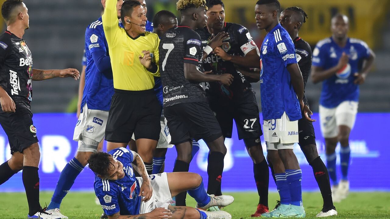 Jugadores de Millonarios protesta una jugada en contra de Ricardo 'Caballo' Márquez