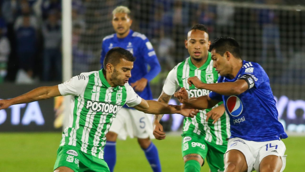 David Silva Millonarios y Jhon Duque de Atletico Nacional disputan la pelota.