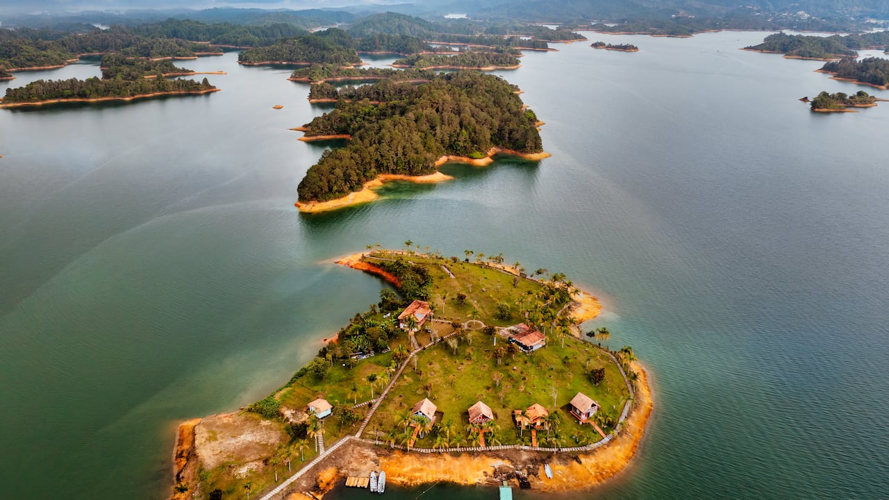 Captan a 5 mujeres casi desnudas en planchón de embalse de Guatapé