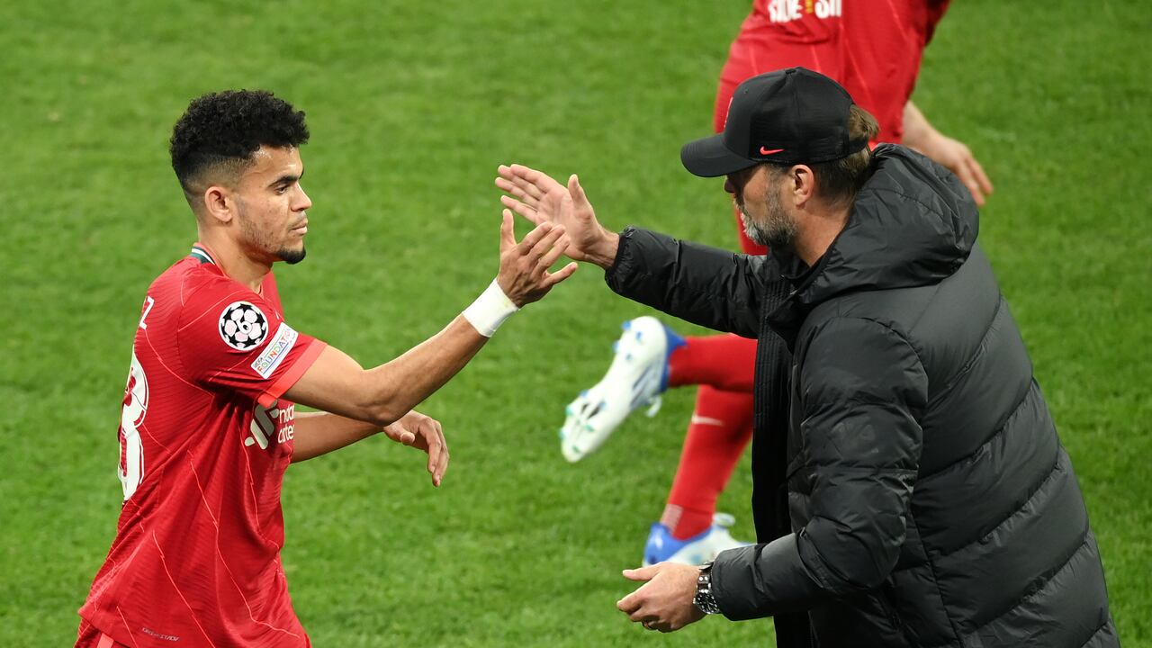 PARIS, FRANCE - MAY 28: Luis Diaz embraces Juergen Klopp, Manager of Liverpool after they are substituted during the UEFA Champions League final match between Liverpool FC and Real Madrid at Stade de France on May 28, 2022 in Paris, France. (Photo by Matthias Hangst/Getty Images)