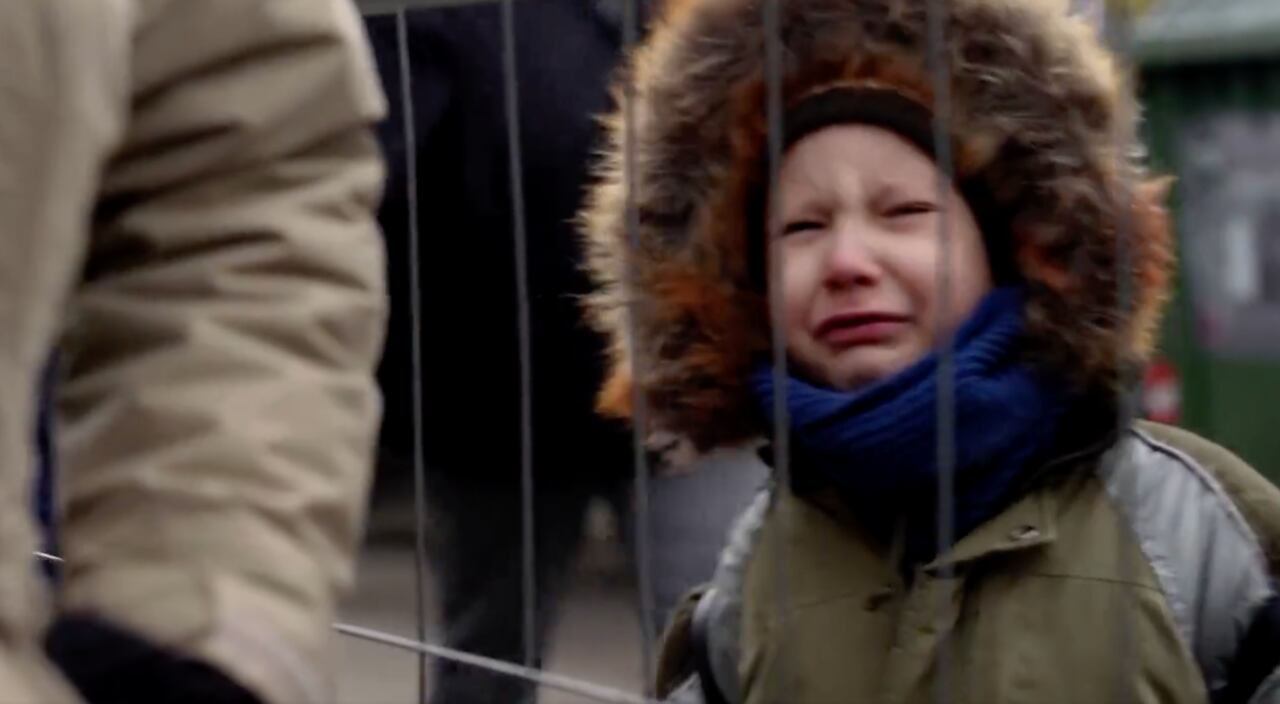 Niño llora a la espera de un refugio.