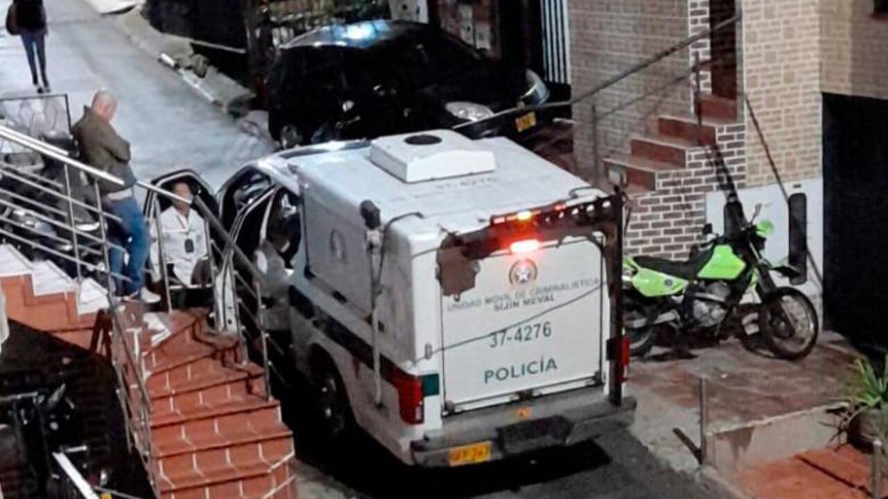 Vehículo de la Sijín de la Policía ubicado frente al centro de estética donde murió una mujer de 28 años en Bello, Antioquia.