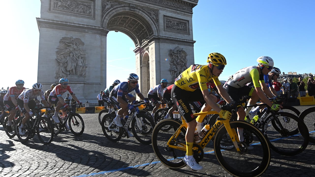 Tour de Francia 2022: el pelotón transita por las calles de París, lugar donde se llevó a cabo la etapa 21.
