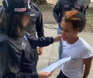 Esta joven de 23 años quien es conocida con el alias de La Negra, que contaba con una orden judicial en su contra por parte del Juzgado Sexto Penal con Funciones de Control de Garantías de Ibagué.