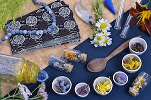 Bodegón místico con cartas del tarot, botella de elixir e ingrediente para poción en la mesa de brujas. Concepto de medicina alternativa. Fondo esotérico, gótico y oculto con objetos mágicos y hierbas.