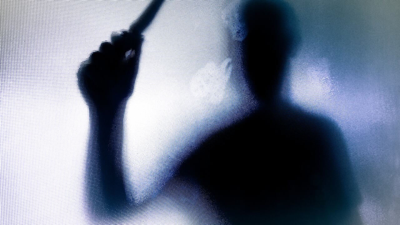 Madre de jóvenes que atacaron a señor con cuchillo los entregó a la Policía