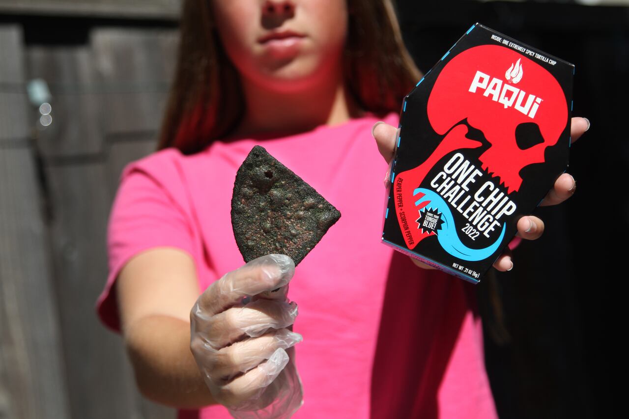 Una tendencia reciente en las redes sociales ha provocado que algunos niños vomiten, suden profusamente y sus lenguas se pongan azules después de participar en el One Chip Challenge.