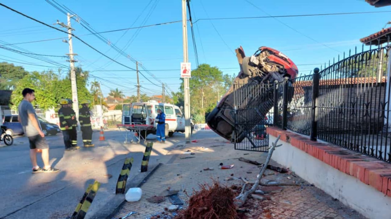 Vehículo perdió el control, dio tres vueltas en el aire y casi termina dentro de una vivienda
