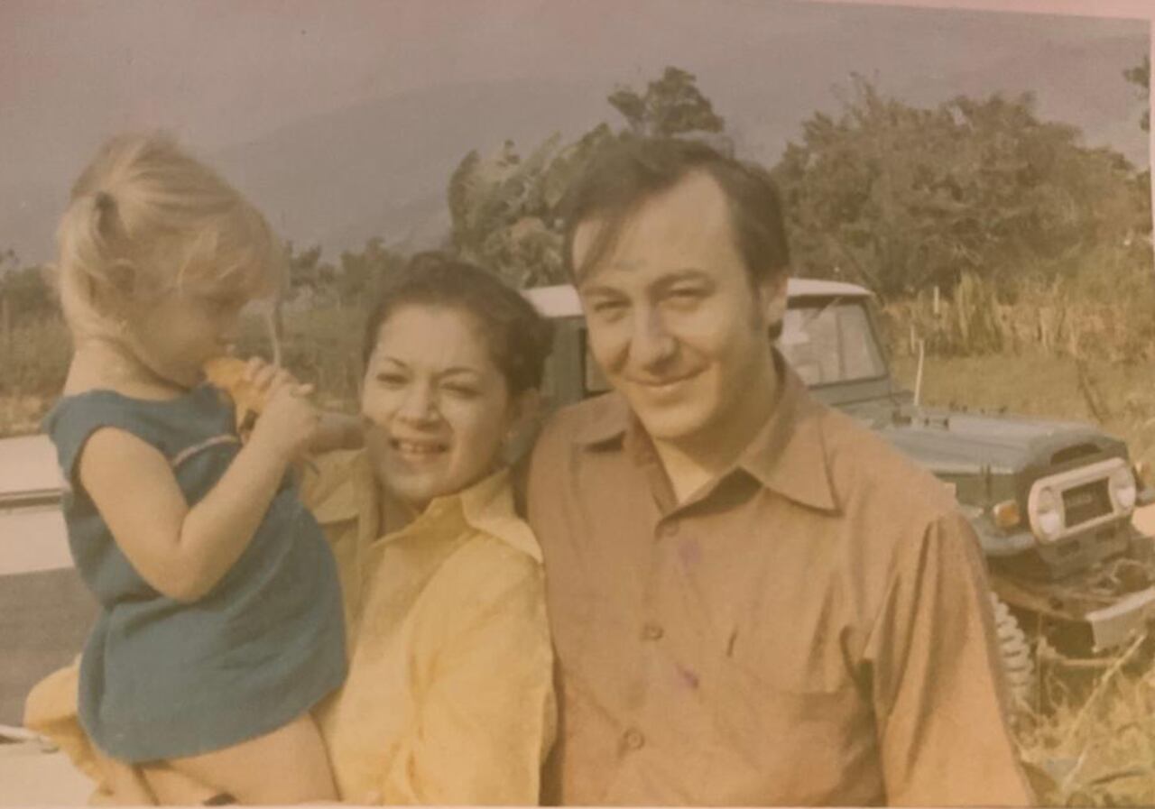 Rodolfo Hernández de joven junto a su esposa