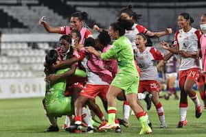 Las jugadoras colombianas de Santa Fe celebran tras vencer a la brasileña Ferroviaria por penales durante el partido de fútbol semifinal de la Copa Libertadores femenina en el estadio José Manuel Ferreira de Asunción, el 15 de noviembre de 2021. (Foto de NORBERTO DUARTE / AFP)