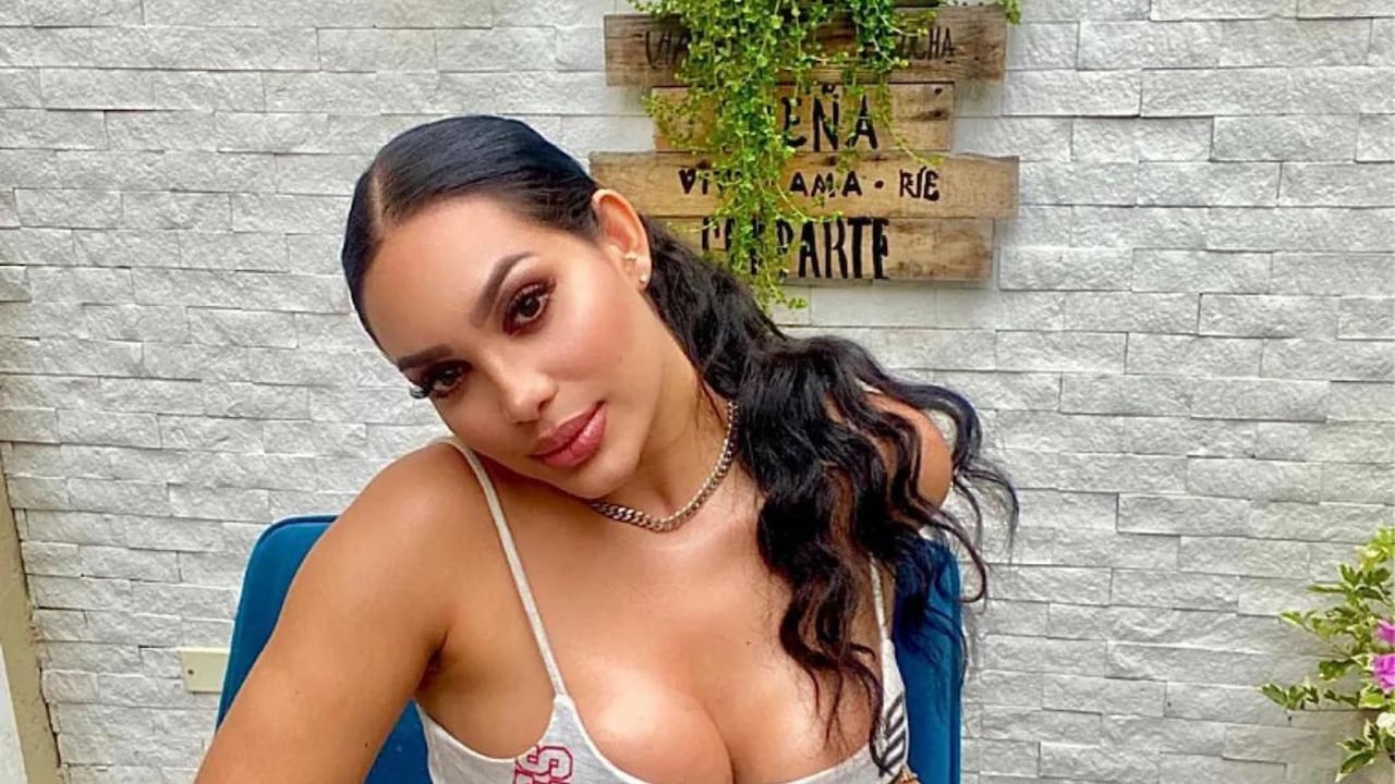 Con Arena en su cuerpo y una pequeña tanga, Andrea Valdiri mostró su retaguardia en la playa