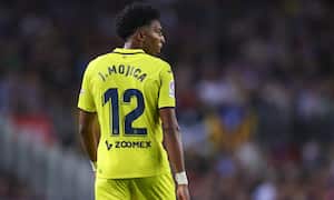 BARCELONA, ESPAÑA - 20 DE OCTUBRE: Johan Mojica del Villarreal CF mira durante el partido de LaLiga Santander entre el FC Barcelona y el Villarreal CF en Spotify Camp Nou el 20 de octubre de 2022 en Barcelona, España.