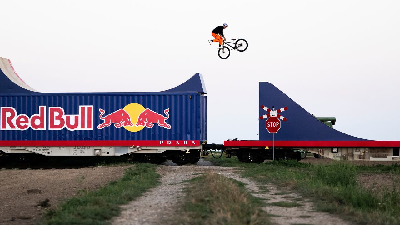 Dawid Godziek hace historia en el ciclismo de montaña con un recorrido mundialmente único en un tren en movimiento