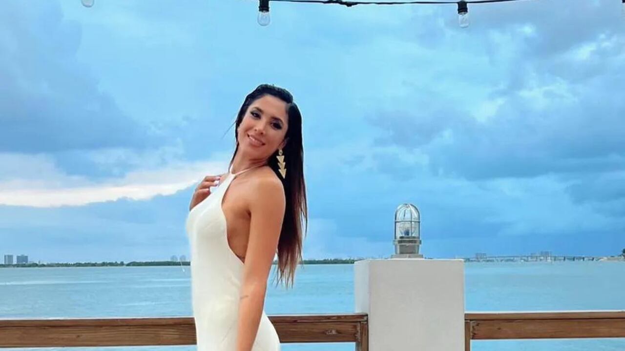 "Qué bebesota", le dicen a Daniela Ospina por subir la temperatura con fotos en pequeño bikini