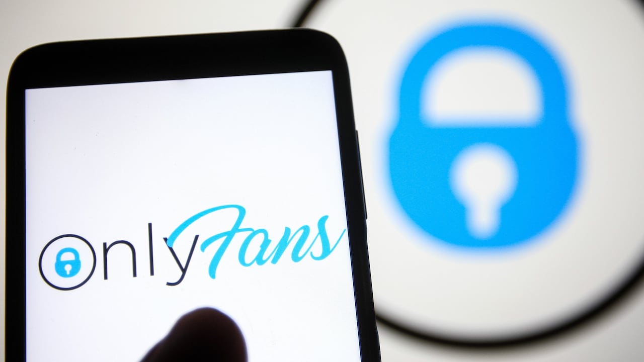 OnlyFans, imagen de celular y signo de un candado de seguridad