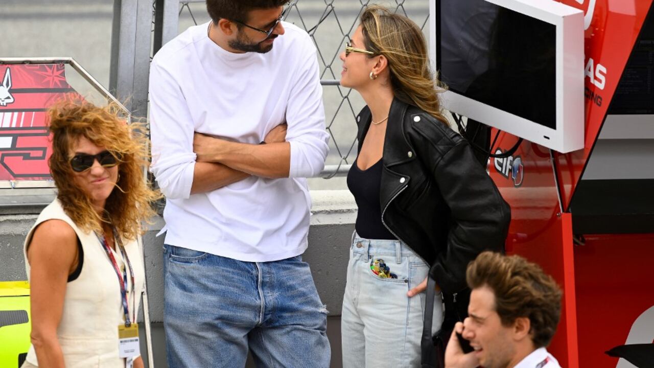 Piqué y Clara Chía en el Gram premio de Cataluña (Photo by Josep LAGO / AFP)