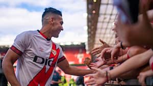 Falcao saluda a hinchas de Manchester United en Old Trafford