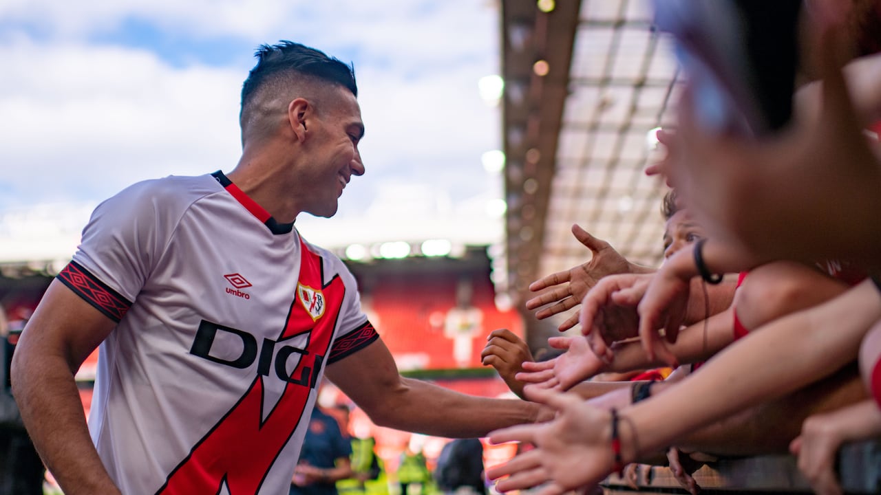 Falcao saluda a hinchas de Manchester United en Old Trafford