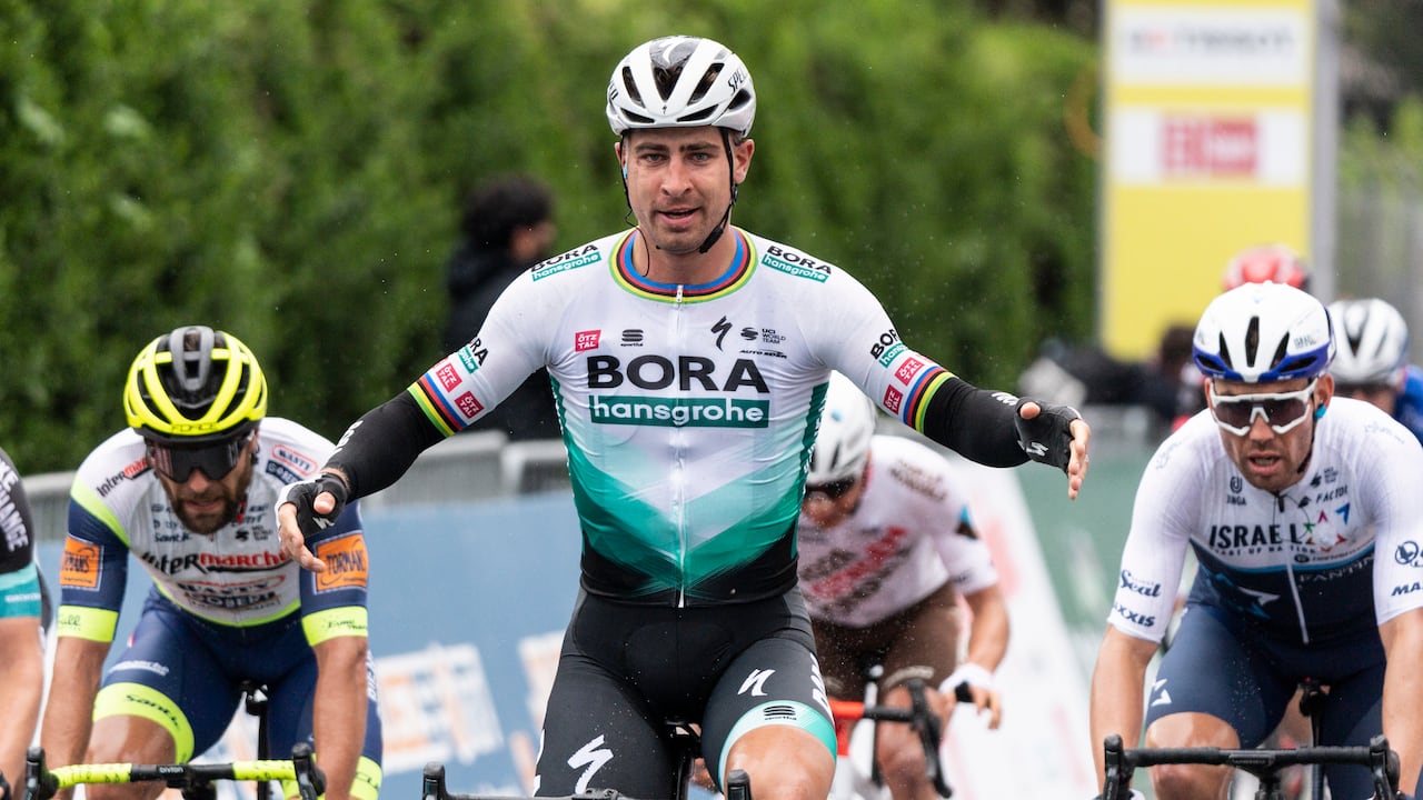 Peter Sagan de Eslovaquia del equipo Bora-Hansgrohe, en el centro, cruza la línea de meta como el ganador de la primera etapa, una carrera de 168 km entre Aigle y Martigny en la 74a carrera ciclista Tour de Romandie UCI ProTour en Martigny, Suiza, el miércoles de abril. 28, 2021. (Jean-Christophe Bott / Keystone vía AP)