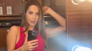 La famosa actriz posa sensual en set de grabación de una de las producciones en las que participa.