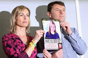Kate y Gerry McCann sostienen una imagen policial de edad avanzada de su hija durante una conferencia de prensa para conmemorar el quinto aniversario de la desaparición de Madeleine McCann, el 2 de mayo de 2012 en Londres