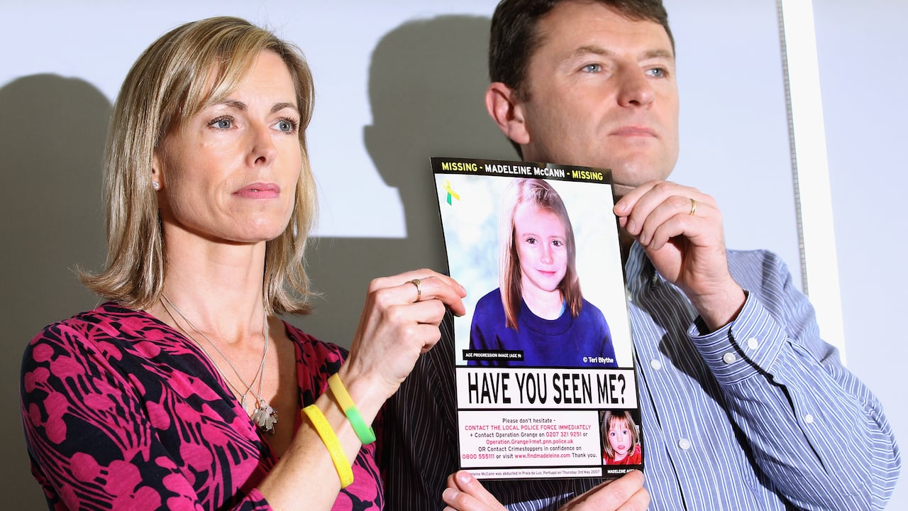 Kate y Gerry McCann sostienen una imagen policial de edad avanzada de su hija durante una conferencia de prensa para conmemorar el quinto aniversario de la desaparición de Madeleine McCann, el 2 de mayo de 2012 en Londres
