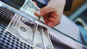 MANO CON TRES DÓLARES AMERICANOS dólar dolar