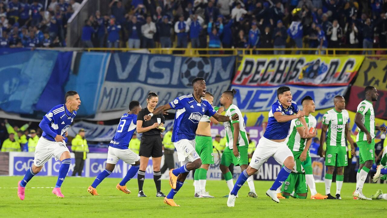 Los jugadores de Millonarios celebran después de ganar el partido final de la Liga BetPlay contra Nacional en el estadio El Campín el 24 de junio de 2023 en Bogotá, Colombia.