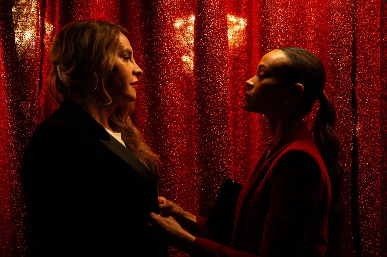 La actuación de Karla Sofía Gascón ha sido especialmente elogiada, obteniendo una nominación a Mejor Actriz en los Globos de Oro, Zoe Saldaña y Selena Gómez compiten en la categoría de Mejor Actriz de Reparto.