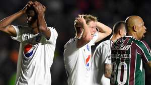 RIO DE JANEIRO, BRAZIL - MARCH 01: Jader Valencia (L) and Andrés Llinas (C) of Millonarios react during a second leg match between Fluminense and Millonarios as part of phase 3 of Copa Libertadores 2022 at Sao Januario Stadium on March 01, 2022 in Rio de Janeiro, Brazil. (Photo by Mauro Pimentel - Pool/Getty Images)