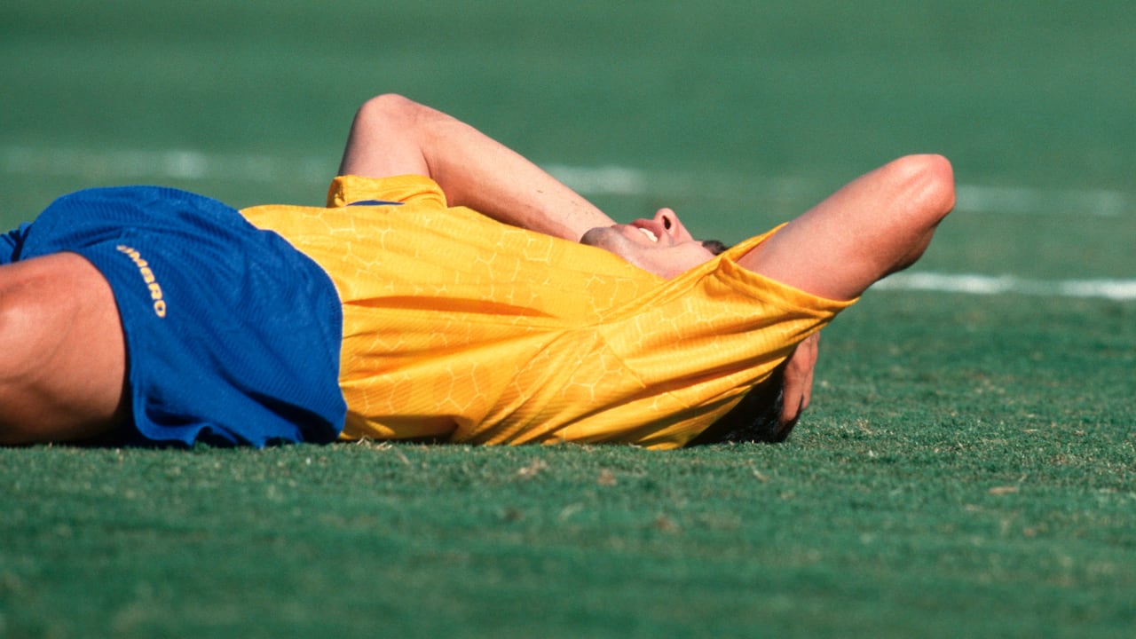 El lamento del paisa Andrés Escobar, después de marcar un gol en el arco de su compañero Óscar Córdoba durante el partido del grupo A de la Copa Mundial entre EE. UU. y Colombia el 22 de junio de 1994 en Los Ángeles, Estados Unidos. (Foto de Michael Kunkel/Bongarts/Getty Images)