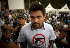 Con un llamado a los habitantes de la comuna 13 de Medellín a incentivar el diálogo, el cantante Juanes presidió el concierto por la paz, realizado en la cancha de El Saldo a donde acudieron más de 5.000 personas. En este concierto Juanes estuvo acompañado por los futbolistas Chicho Serna y Víctor Hugo Aristizábal, y también por el humorista Suso el Paspi, con quienes realizó una reunión con miembros de los combos del barrio Doce de Octubre de la Comuna Seis. Además subió al escenario el Alcalde de Medellín Alonso Salazar Jaramillo quien envió celebró la participación del cantante en este evento y manifestó satisfacción por la alegría que generó la visita de Juanes entre la juventud de la comuna 13.