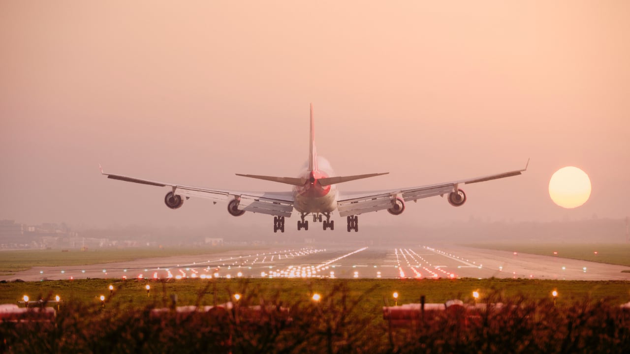 Por el exagerado tamaño de sus senos, mujer fue expulsada de un vuelo