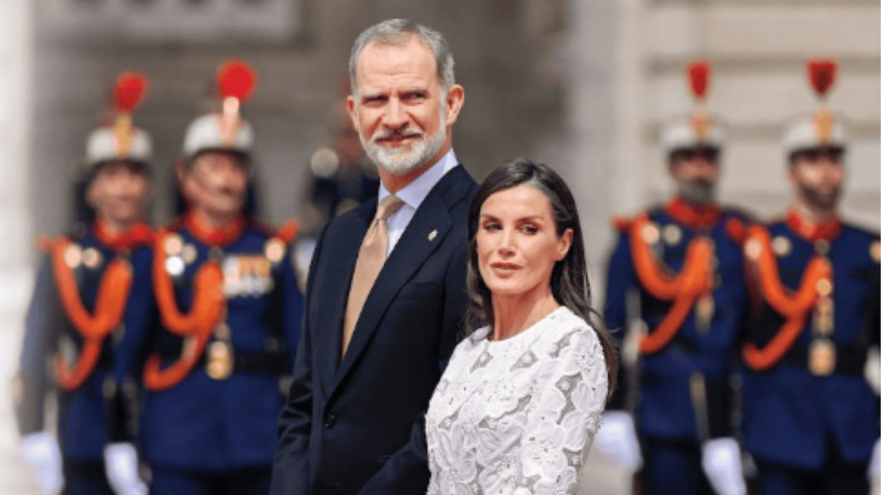 Letizia es la que manda
y no la han echado del
palacio porque sabe
información delicada de
la familia real, afirman
periodistas españoles
como Javier Bleda.