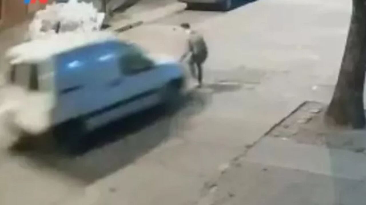 Asaltaron a su mamá y persiguió a los ladrones y los atropelló